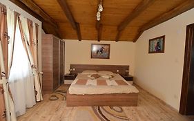 Rooms & Vinia ביילובאר